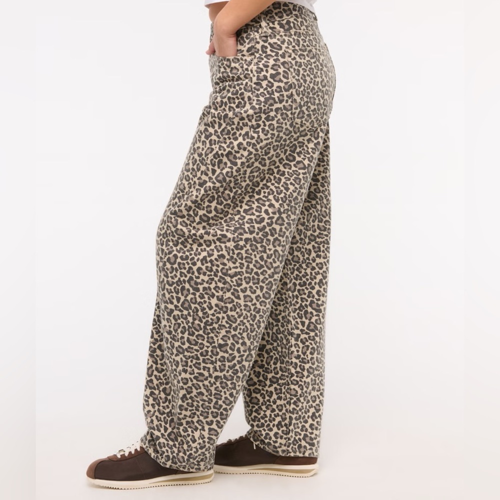 Abercrombie & Fitch Curve Love Mid Rise Barrel Jean Leopard 28 NWOT - Picture 2 of 9